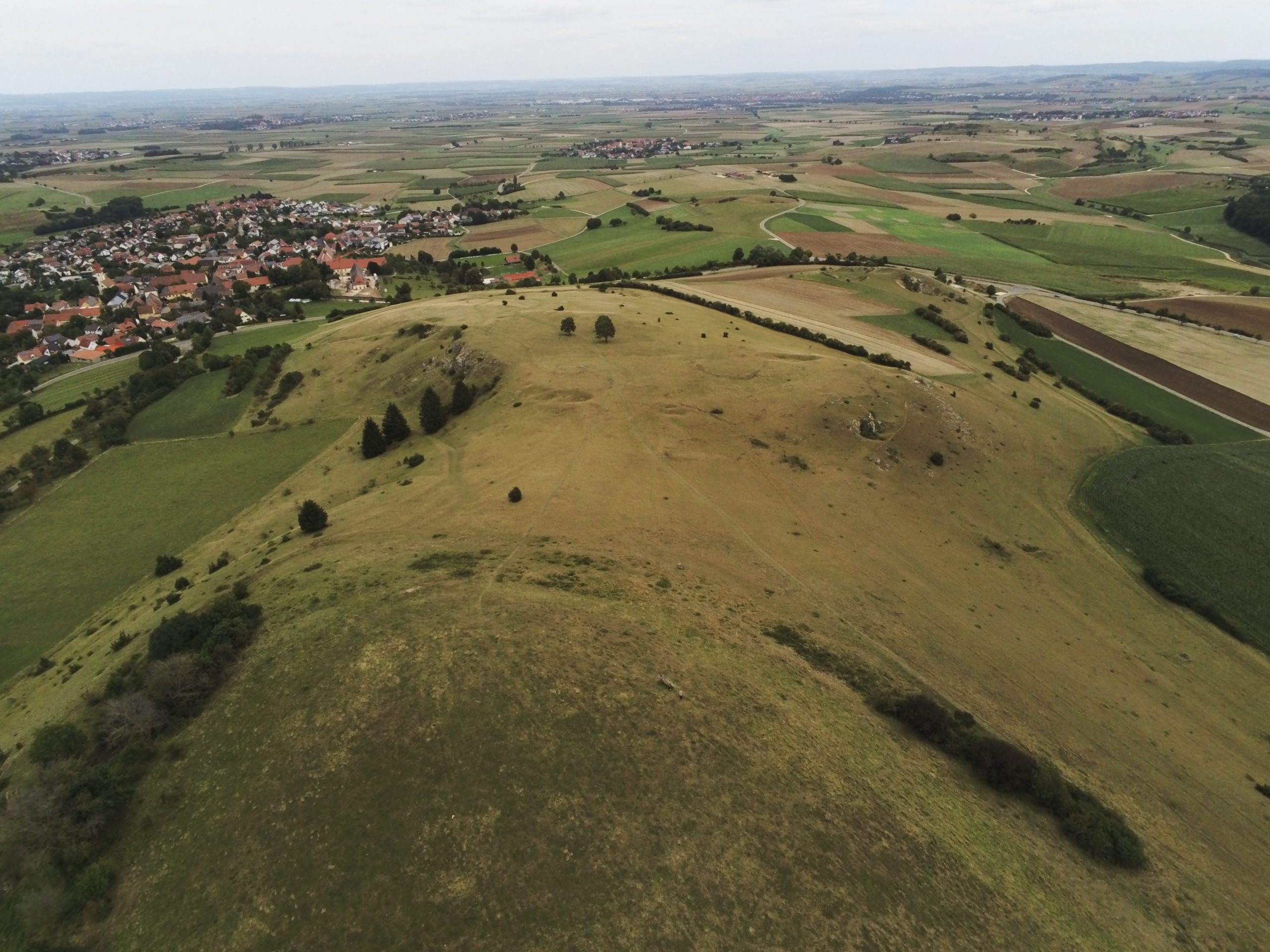 Der kleine Ort Kirchheim am Ries im Ostalbkreis (links oben im Bild) bekommt eine Landesförderung für die Ortskernsanierung. Bild: mab