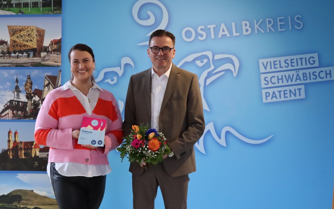 Verena Sperber vom Institut für Talententwicklung und Landrat Dr. Joachim Bläse