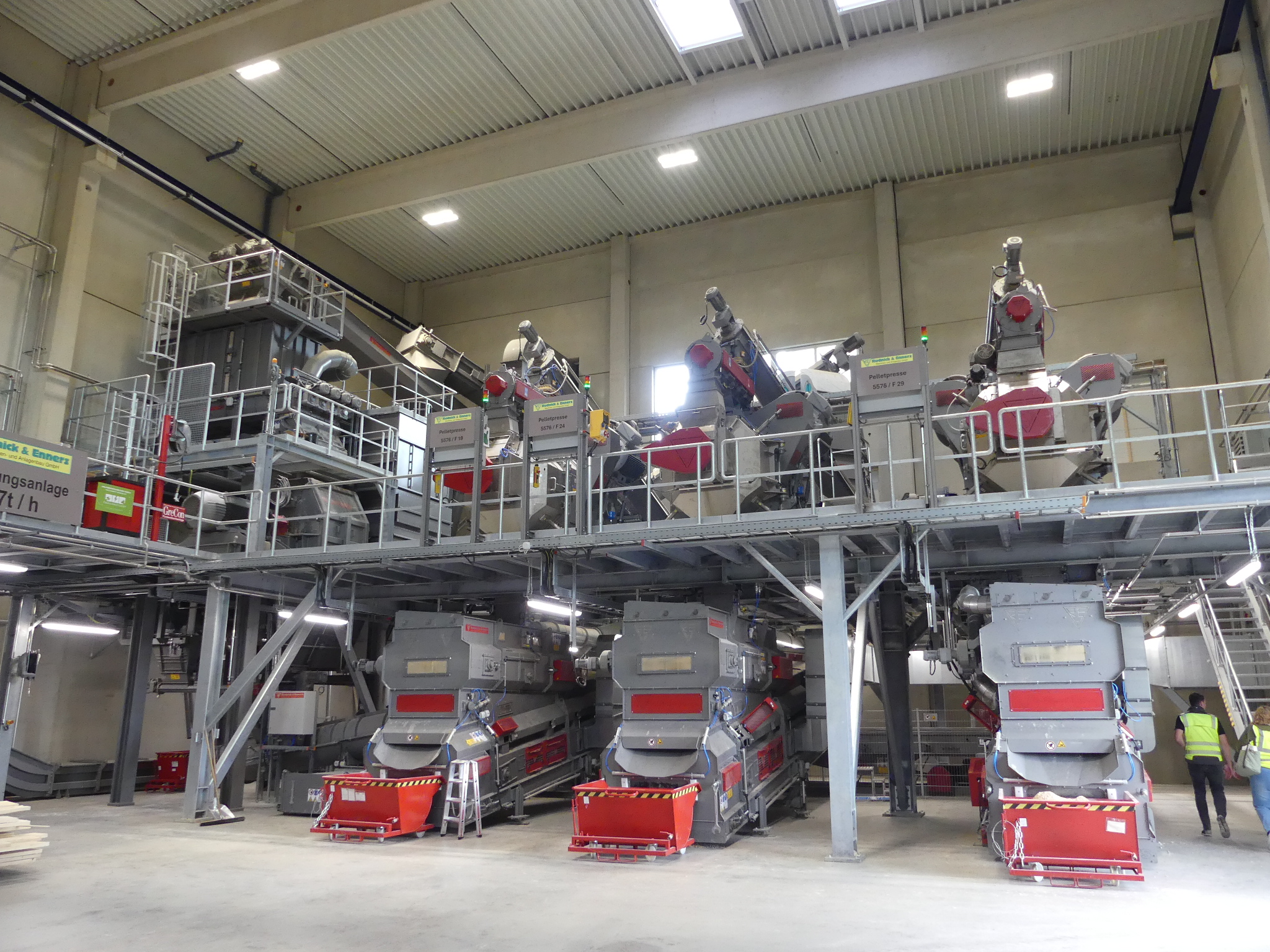 Der Schlitten mit der verstärkten Rohkarosserie und dem Fahrzeuginnenraum wird durch einen hydraulisch angetriebenen Kolben mit einem beliebigen Beschleunigungsprofil über die Zeit beschleunigt. Das Beschleunigungsprofil stammt aus einer Simulation oder einem realen Autounfall. Bild: ZF-Lifetec