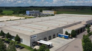 Luftaufnahme des VARTA-Standorts Ellwangen-Neunheim mit Produktionshallen und Lagerlogistik.