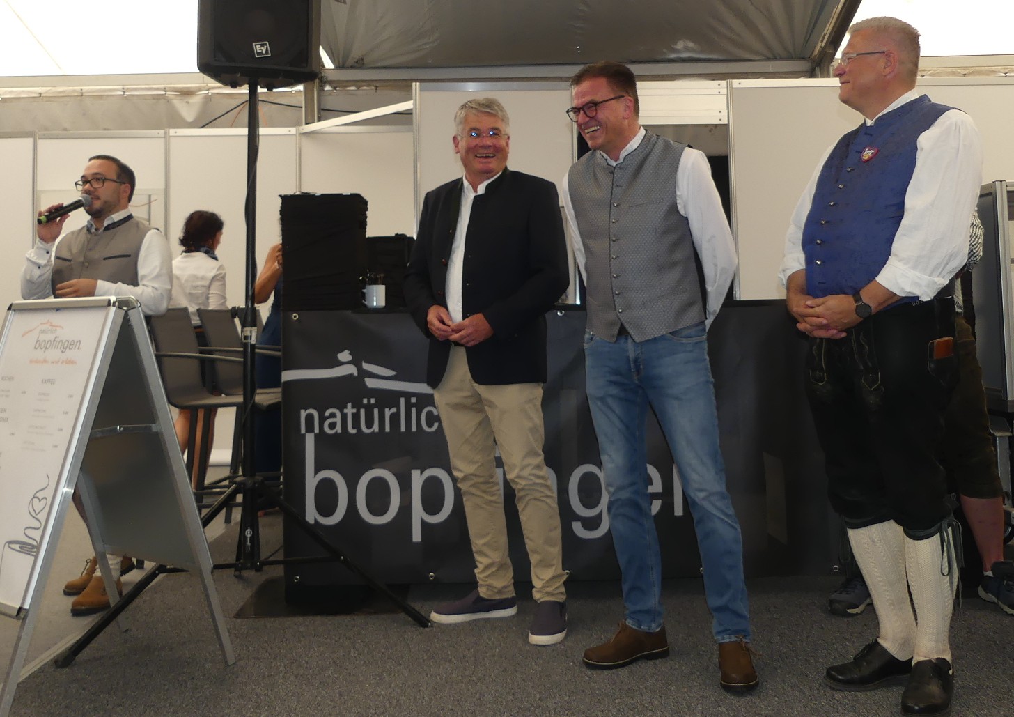 Der Schlitten mit der verstärkten Rohkarosserie und dem Fahrzeuginnenraum wird durch einen hydraulisch angetriebenen Kolben mit einem beliebigen Beschleunigungsprofil über die Zeit beschleunigt. Das Beschleunigungsprofil stammt aus einer Simulation oder einem realen Autounfall. Bild: ZF-Lifetec