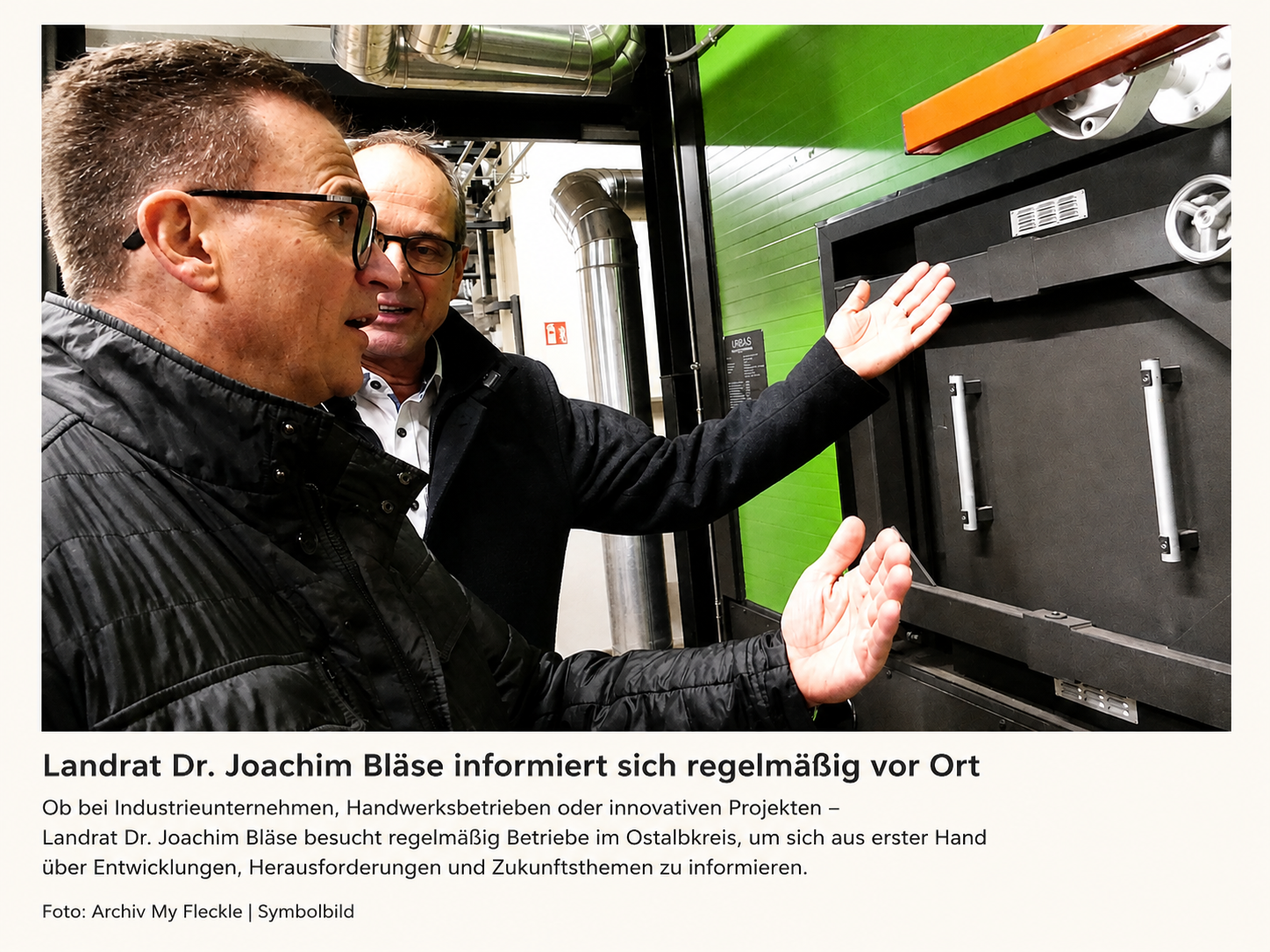 Landrat Dr. Joachim Bläse informiert sich bei einem Unternehmensbesuch im Ostalbkreis über eine industrielle Anlage.