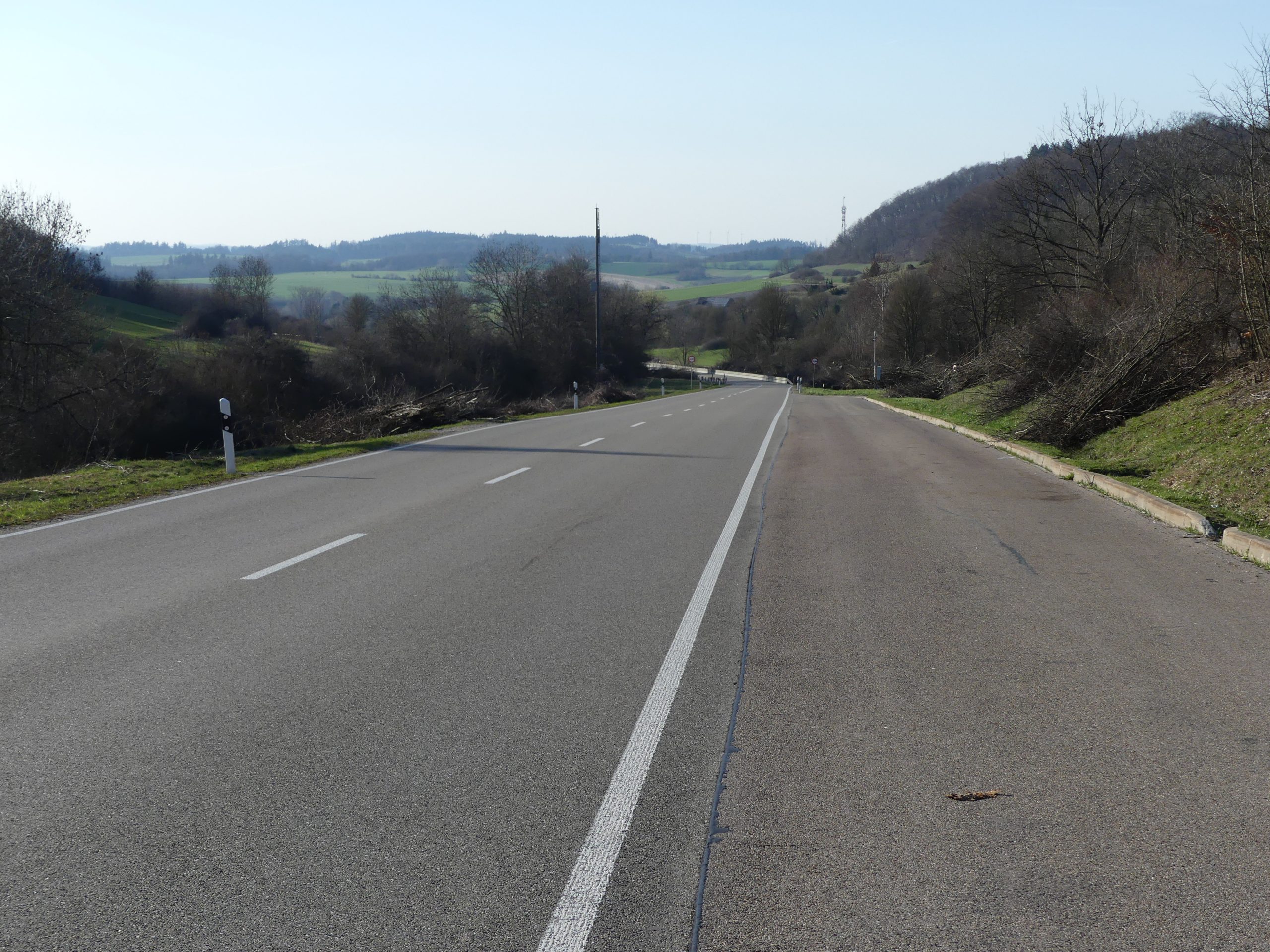 B29 auf der Röttinger Höhe mit Blick hinunter in Richtung Lauchheim